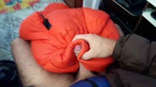 Punheta e gozada gostosa no saco de 