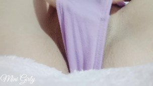 Linda  juega con su coño mojado frente la webcam - Mini Girly