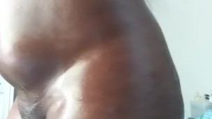 Ebony babe playing after s shower