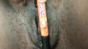Using a pen to play with this pussy !
