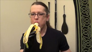 Athletic Babe Deepthroats Banana