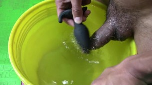 Estudiante Cachondo se Corre Dentro de un Balde con Agua Caliente!! uuuff