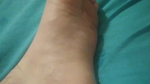 Dribbling cum all over my foot