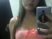 Kymgomez sin maquillaje lista para ir a la cama tocándo su pussy