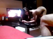 Follada sobre la mesa, novio no consigue aguantar para correrse en la boca 1/16
