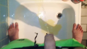 Drecksau pisst einfach in die Dusche