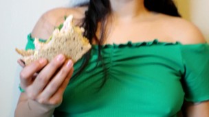 Teen slut enjoys sandwich but needs milk!