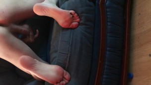 AMATEUR HANDJOB AND MULTIPLE CUMSHOT ON MY FEET