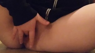Redhead slut, sits in her own squirt, after gspot stimulating