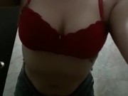 Enseño mi nuevo brasier rojo, les gusta?