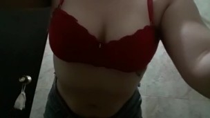 Enseño mi nuevo brasier rojo, les gusta?