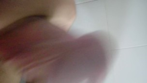 Me grabé al revés y me vine en mi lavamanos