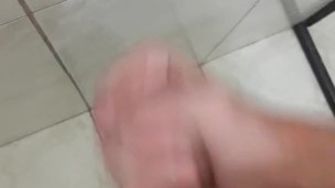 Gozando no banheiro da sogra