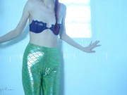 Mermaid's Desperate Lesson About Having Legs - Pee/wetting cosplay fetish Peeing in leggings/tights 10/16