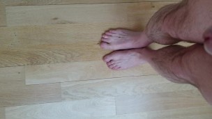 Pieds et bite qui éjacule en vue plongeante