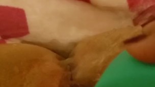 Vibrator gives amateur squirting orgasm