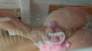 Moglie tettona sotto la doccia con pompino