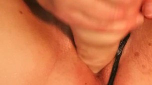 Mia moglie Gode spudoratamente con le dita e con il suo cazzone di gomma!