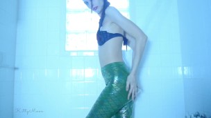 Mermaid Gags on Ika Bad Dragon Dildo - Drool and gag blow job fetish