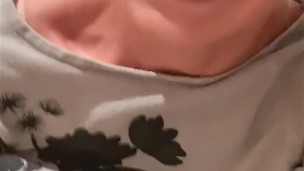 OMG Notgeil im Restaurant! Auf der Toilette zum Orgasmus gefingert