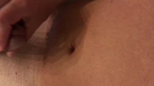 Cumshot auf meinen Bauch Nahaufnahme