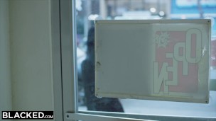 BLACKED This BBC queen finds black nerd with huge cock !