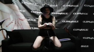 Trying Out A Sybian at Exxxotica Denver 2017