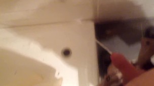 Heimlich in die Dusche gepisst