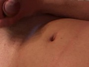 Ich spritze auf meinen Bauch Nahaufnahme