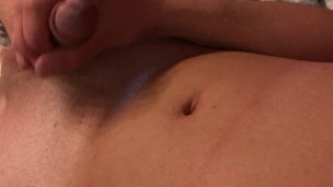 Ich spritze auf meinen Bauch Nahaufnahme