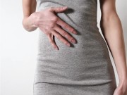 Студентка натирает себя маслом и играет со своей киской. 1/16