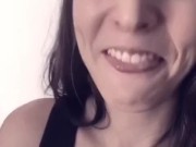 Deepthroating bananas - Screenshot 10 of 16 - Spanish