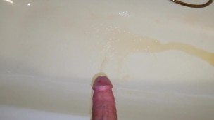 Ich spritze und pisse in die Badewanne Kameraperspektive