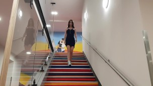 Прогулка по отелю и мастурбация на ступеньках