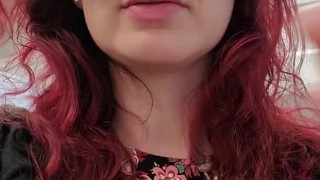 Cream goteando de mi coño debajo de mi escritorio de trabajo