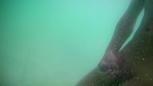 Wichsen im Freien 3 - unter Wasser -