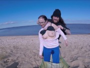 rapariga fazendo ginastica na praia tem sua roupa rasgada 6/16