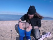 rapariga fazendo ginastica na praia tem sua roupa rasgada 9/16