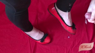 Lèche mes ballerines et éjacule dessus !