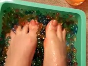 Feet in slippery Balls 14/16