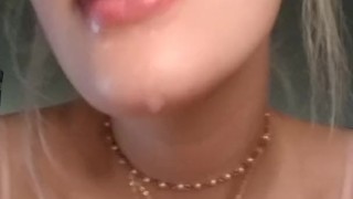 babygirl faz pornografia de língua longa babando