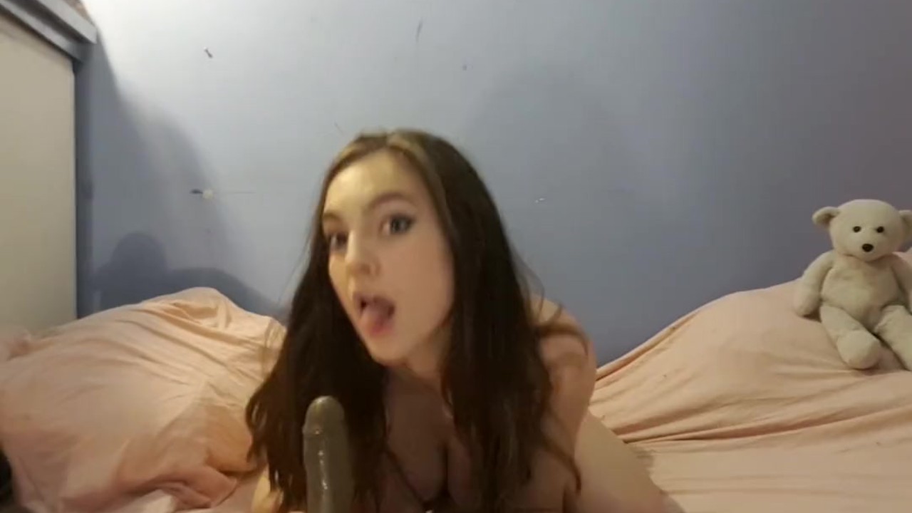 Novinha angelical faz strip e faz Cums - Vídeo de sexo grátis - RedTube