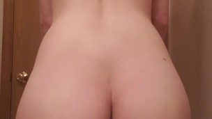 Milf jiggles her ass