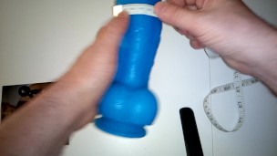 Unboxing : Gode bleu fluo courbé large (Bottomtoys.hol.es)