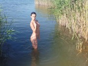 Девушка выходит абсолютно голая из реки