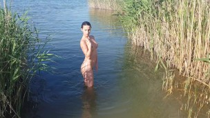 Девушка выходит абсолютно голая из реки