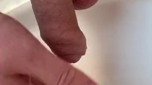 Ich pisse in das Waschbecken meines Kumpels