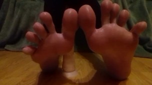 Giving a Footjob to my dildo and showing my soles