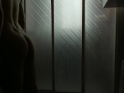 Un bello striptease  de un hombre universitario con suaves azotes en un joven culo