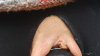 Little Wet Kitty abre os lábios no assento da bicicleta em público!